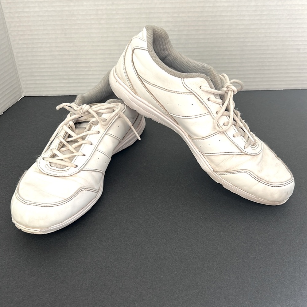 Asics Cheer 8 athletic cheerleading shoes Big Kid Size 6.5